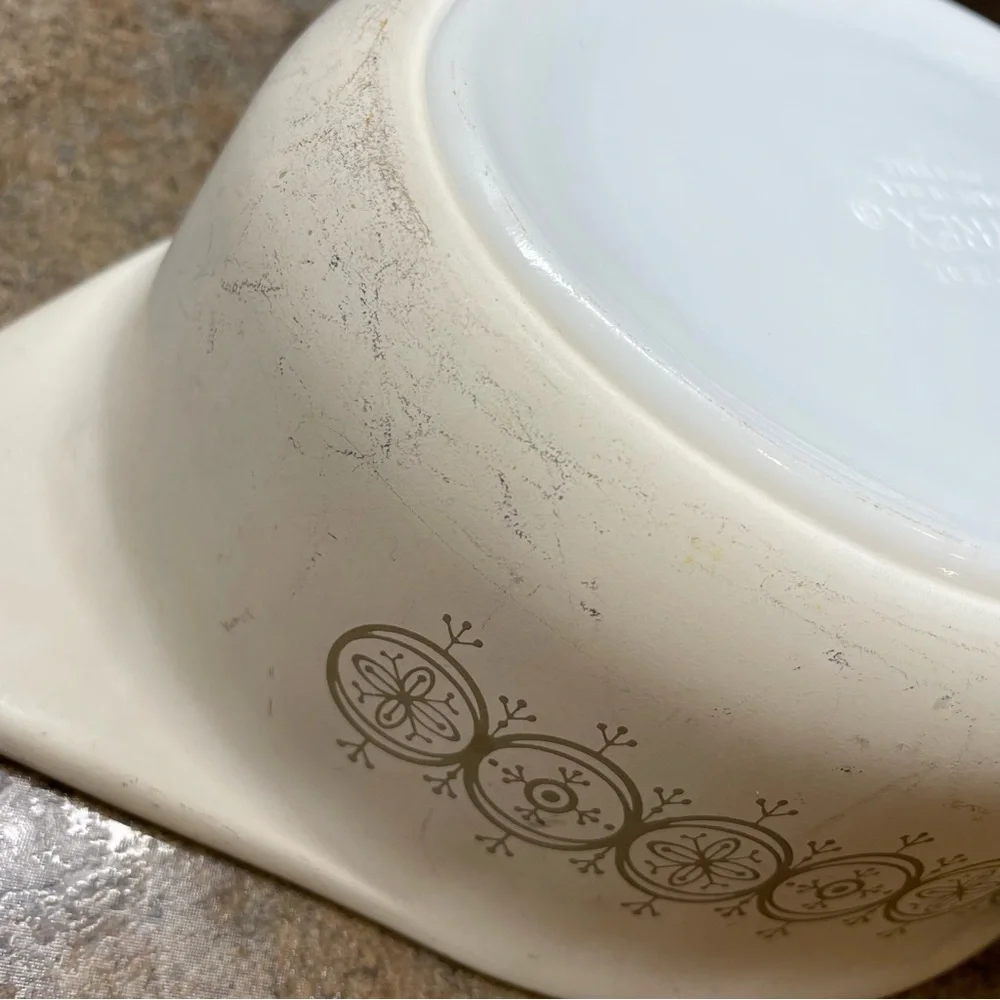Pyrex Vintage Olive Medallion 043 1 1/2 Quart Bakeware